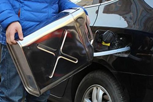 Có nên dự trữ xăng dầu trên ô tô