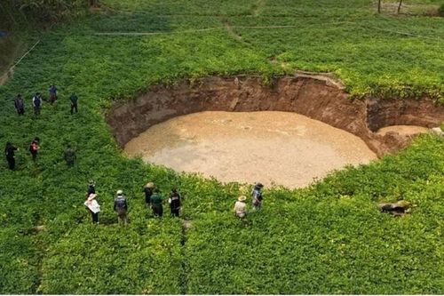 Xuất hiện hàng loạt 'hố tử thần' sau động đất khiến người dân lo lắng