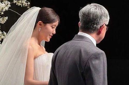 Đám cưới nữ ca sĩ tối 6/4: Giấu mặt chồng, yêu cầu khách mời không đăng mạng xã hội