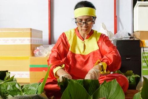 Người dân TPHCM gói - nấu bánh chưng dâng cúng ngày Giỗ Tổ