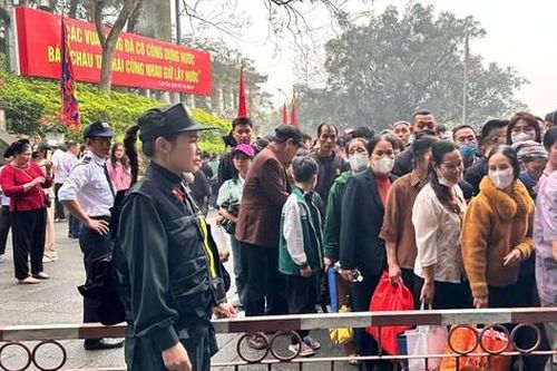 Phụ nữ Công an Phú Thọ tận tình tham gia bảo đảm an ninh trật tự Lễ hội Đền Hùng 2025