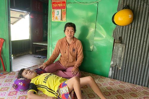 Bé Linh mắc nhiều bệnh hiểm nghèo cần được cứu giúp