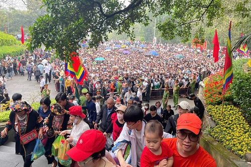 Phú Thọ: Biển người trở về hành hương tại Đền Hùng ngày chính lễ