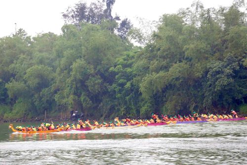 Hơn 400 vận động viên tham gia Lễ hội Đua thuyền dịp 118 năm ngày sinh Tổng Bí thư Lê Duẩn