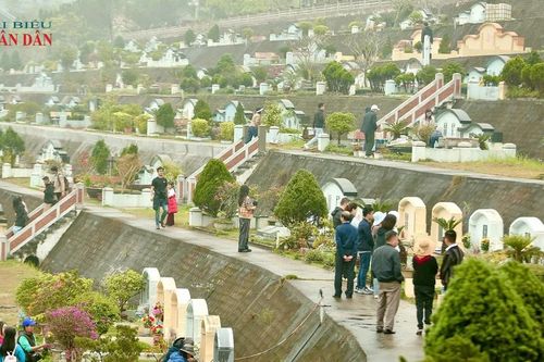 Người dân đi tảo mộ dịp Tết Thanh minh