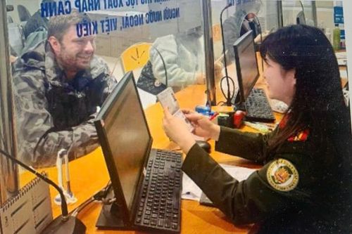 Người nước ngoài gửi thư cảm ơn Phòng Quản lý xuất nhập cảnh Công an TP Hà Nội