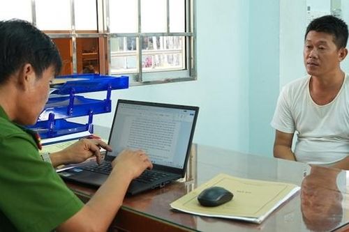 Cha dượng xâm hại tình dục bé gái 13 tuổi