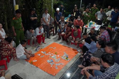 Bắt quả tang 23 đối tượng đánh bạc, tạm giữ gần 300 triệu đồng