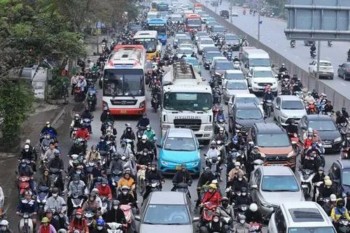 Ùn tắc khi người dân trở về thành phố sau nghỉ lễ