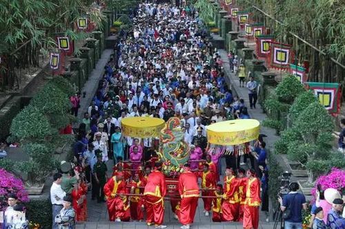 Hàng nghìn người dân diễu hành rước lễ, tưởng nhớ Vua Hùng