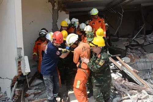 Cứu hộ Việt Nam tìm được 34 nạn nhân động đất Myanmar
