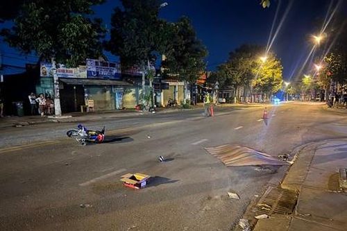 Xe máy tông cột đèn chiếu sáng trong đêm, nam thanh niên tử vong tại chỗ