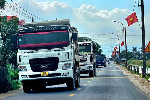 Đường nối Phú Yên - Đắk Lắk: Bụi mù mịt, nhiều 'ổ voi, ổ gà'