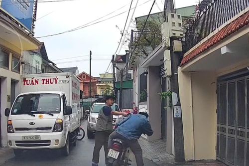 Đỗ xe chắn hết đường đi, tài xế còn cầm hung khí đánh người khi bị nhắc nhở