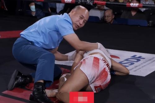 Sút vào tay đối thủ, nữ võ sĩ gãy chân