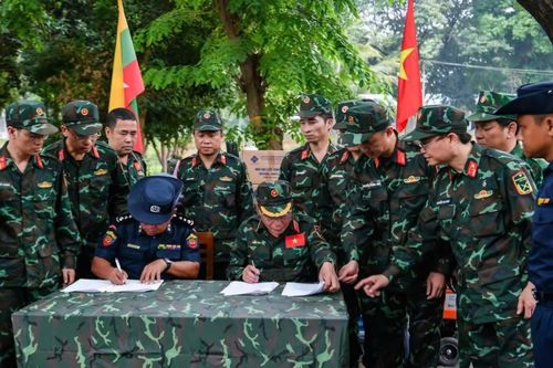 Bộ đội Việt Nam tặng trang thiết bị, vật tư cứu hộ cho Myanmar