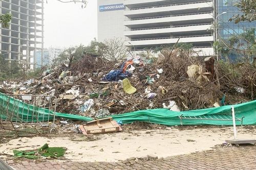 Tại phường Trung Hòa (quận Cầu Giấy):Bãi rác khổng lồ giữa khu dân cư cần được xử lý