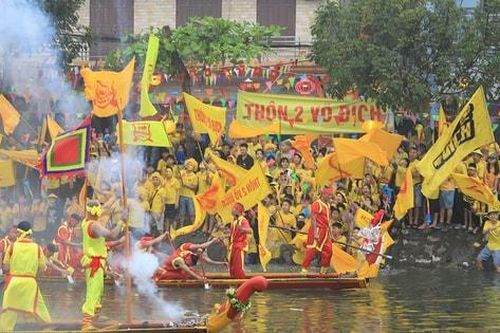 Tưng bừng cuộc đua thuyền của trai làng Đăm trên sông Pheo