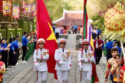 Tưng bừng khai mạc Hội trại truyền thống 'Tự hào nòi giống Tiên Rồng' năm 2025