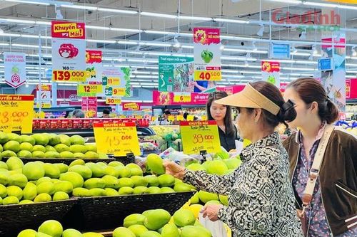 Hàng thiết yếu khuyến mại sâu đến 50% ngày Giỗ Tổ Hùng Vương, trái cây VietGAP chưa đến 20.000 đồng/kg