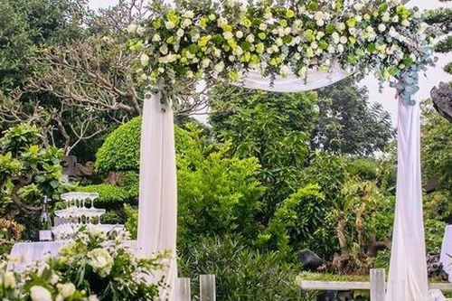 Đám cưới, trên mặt cô dâu không có nổi một nụ cười vì một hành vi đáng xấu hổ của bố mẹ chồng