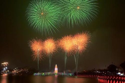 Mãn nhãn màn pháo hoa rực rỡ trên bầu trời Phú Thọ dịp Giỗ Tổ Hùng Vương