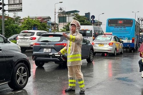 Khuyến cáo người dân di chuyển an toàn khi Hà Nội mưa phùn, sương mù