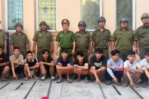 Nhóm thanh niên mang dao phóng lợn đi thách thức đánh nhau