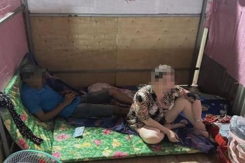 Bắt quả tang người phụ nữ U60 kích dục cho khách tại quán cà phê