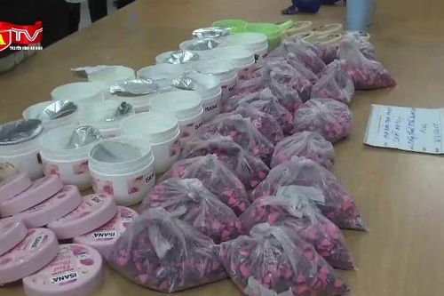Cận cảnh gần 16kg thuốc lắc trong thùng bánh kẹo, mỹ phẩm