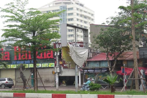 Nơm nớp những tấm biển quảng cáo…chờ đổ