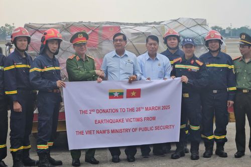 Giây phút chia tay đầy xúc động của đoàn cứu hộ, cứu nạn Việt Nam tại sân bay Yangon, Myanmar