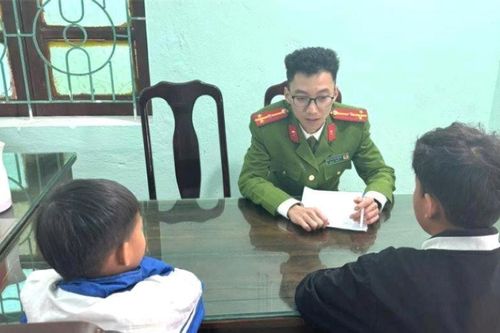 Nguy hiểm từ việc 2 cháu nhỏ bắn ná cao su trên cao tốc