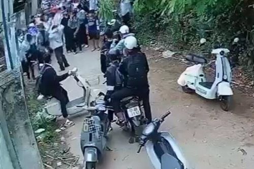 Nữ sinh bị vây đánh hội đồng, bạn học chỉ đứng nhìn