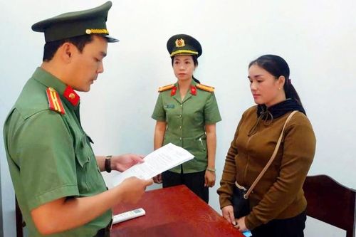 Khách và chuyên viên ngân hàng thông đồng làm 'sổ đỏ' giả để vay vốn