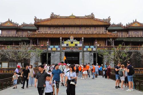 Huế thu hơn 220 tỉ đồng trong dịp Giỗ Tổ Hùng Vương