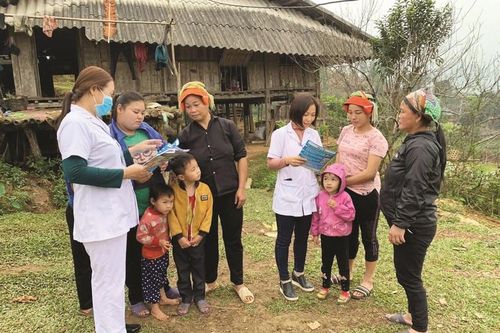 Đề xuất nâng mức hỗ trợ hằng tháng với nhân viên y tế thôn, tổ dân phố, cô đỡ thôn bản