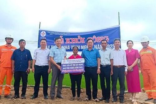 EVNCPC trao 'Mái ấm vững chãi - Niềm hy vọng cho người nghèo'