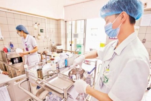 Đề xuất tăng phụ cấp, cải thiện thu nhập cho nhân viên y tế công lập