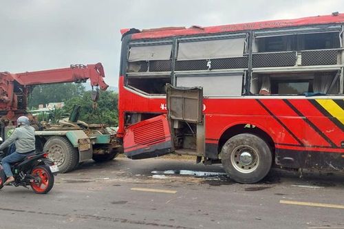 Xe khách lật xuống ruộng tại Bình Định khiến một người tử vong