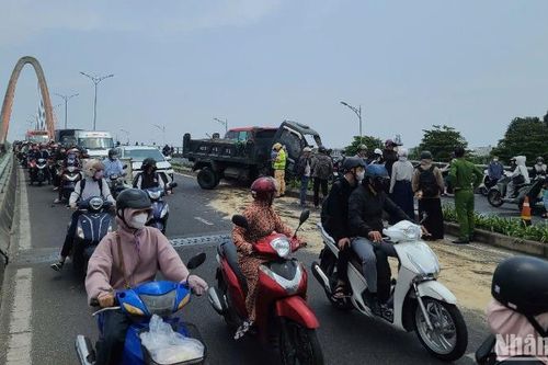 Xe tải mất phanh húc văng trụ đèn chiếu sáng