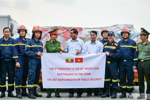 Việt Nam tiếp tục trao gần 30 tấn hàng cứu trợ cho nước bạn Myanmar
