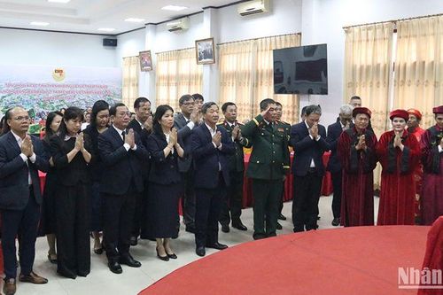 Cộng đồng người Việt Nam tại Lào dâng hương tưởng nhớ các Vua Hùng