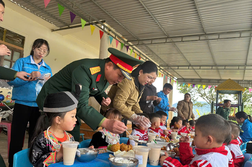 Ấm áp 'bữa cơm cho em'