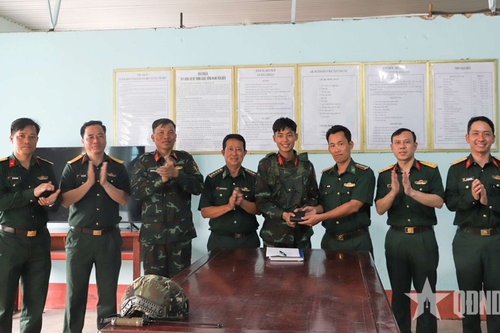 Đại úy QNCN Võ Văn Thinh và Đại úy QNCN Nguyễn Quốc Hương nhặt được của rơi, trả người đánh mất