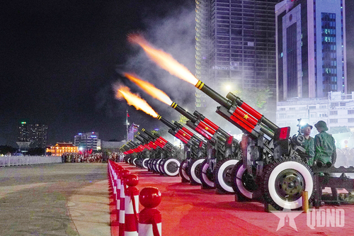 Đội pháo lễ luyện tập bắn pháo ban đêm