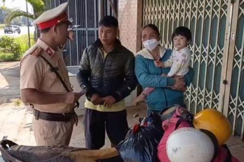 CSGT Công an tỉnh Đắk Nông hỗ trợ, giúp đỡ vợ chồng trẻ có con bị bệnh nặng vượt chặng đường dài đến Bệnh viện điều trị bệnh