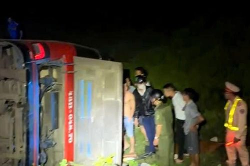 Lật xe khách ở Bình Định: 1 người tử vong, 9 người bị thương