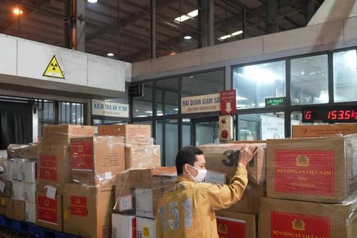 Vận chuyển gần 30 tấn hàng cứu trợ đến Myanmar