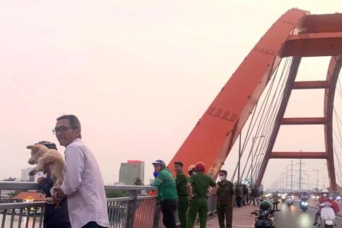 Công an tìm người nhảy sông và điều tra vụ treo cổ ở cầu Bình Lợi
